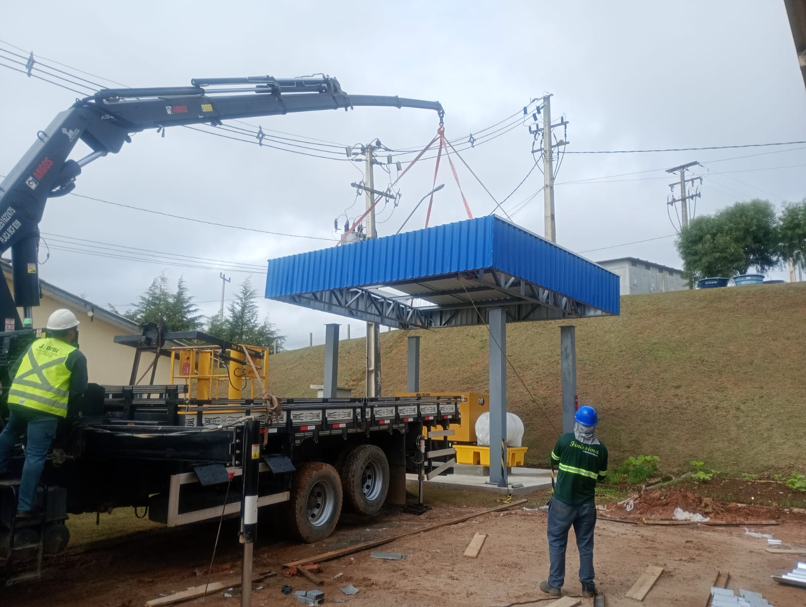 Içamento de estrutura metálica com caminhão munck em obra industrial