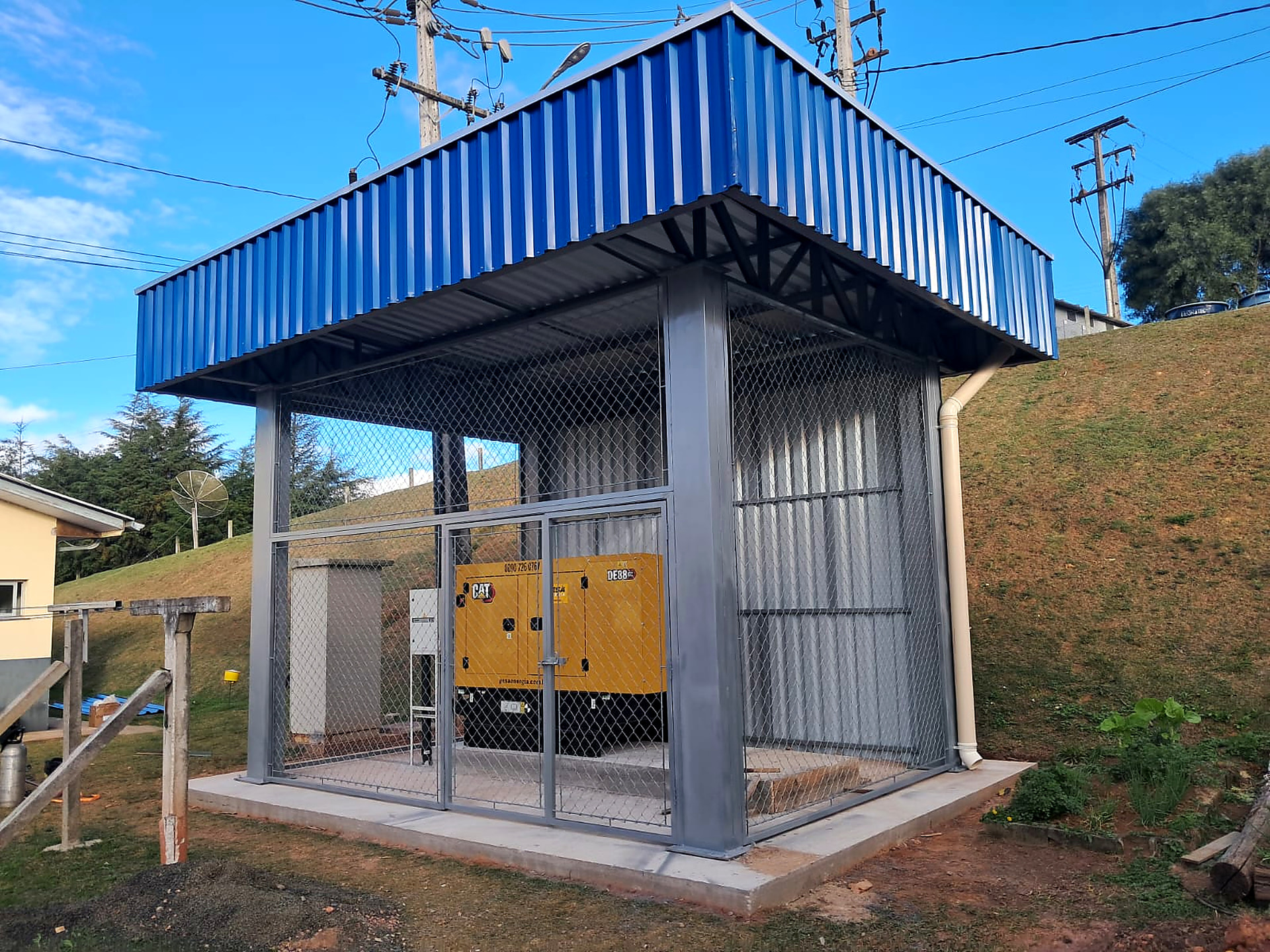Abrigo técnico metálico finalizado com cobertura em telha azul