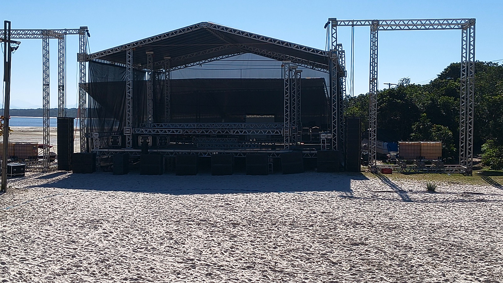 Estrutura metálica treliçada montada para palco de evento