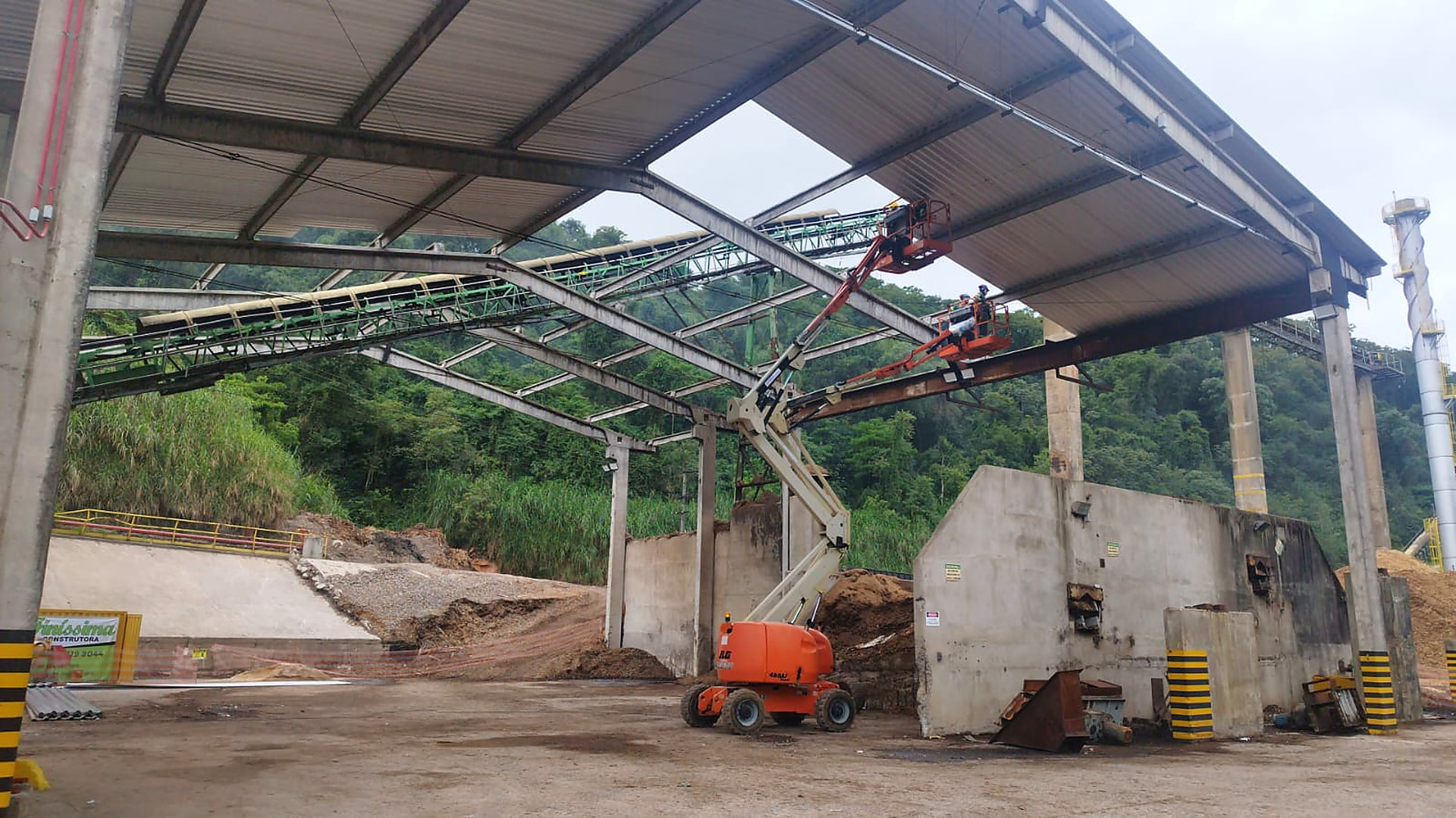 Cobertura industrial em estrutura metálica sendo montada