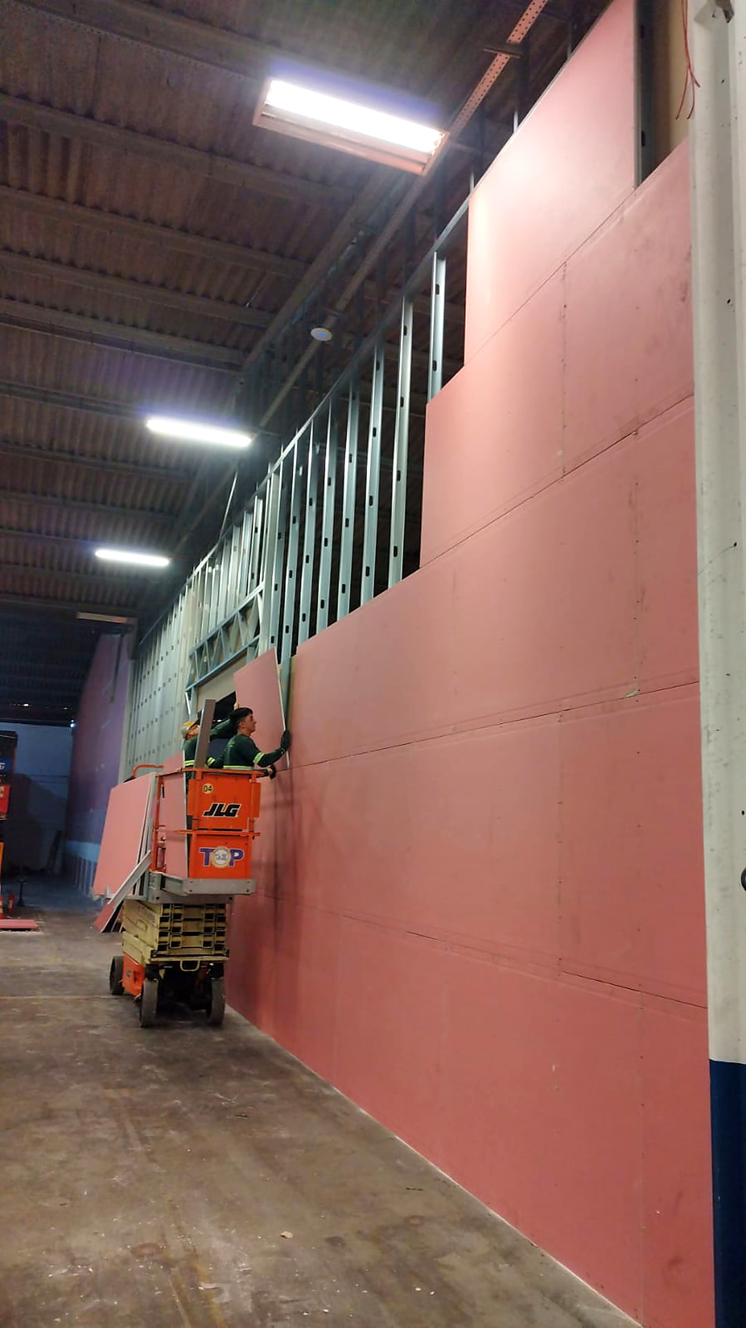 Instalação de placas de drywall em altura com plataforma elevatória