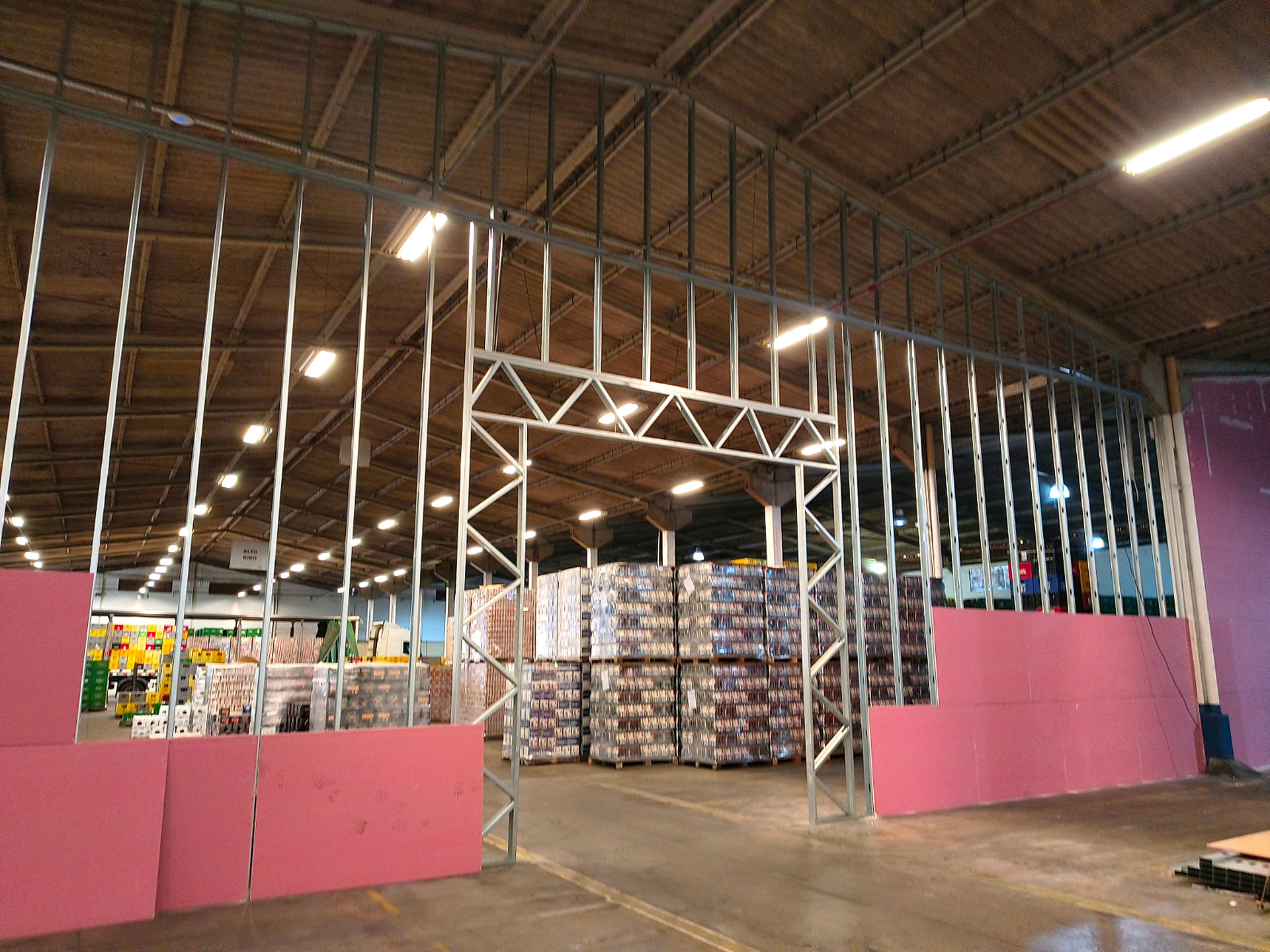 Estrutura em steel frame para divisória de drywall em galpão industrial
